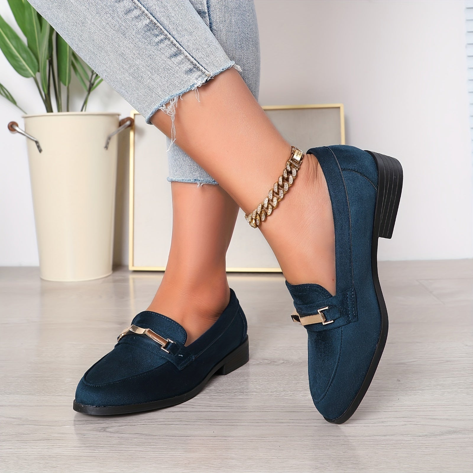 Mocassins à bout rond bleu marine, talon bloc et bride métallique dorée