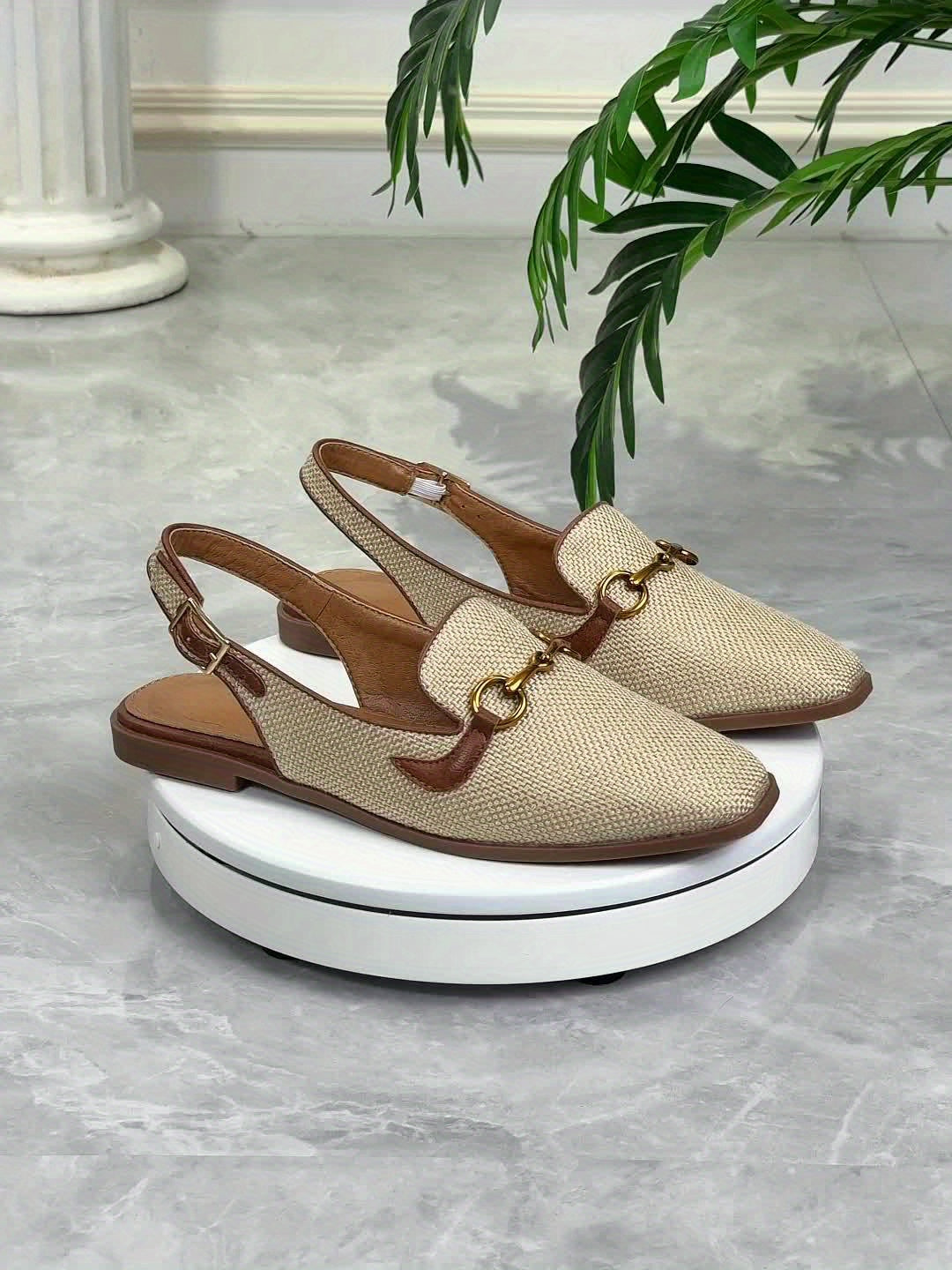 Mocassins Quitterie beige texturé avec boucle dorée, vue de côté sur socle blanc