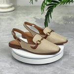 Mocassins Quitterie beige texturé avec boucle dorée, vue de côté sur socle blanc