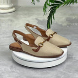 Mocassins Quitterie beige texturé avec boucle dorée, vue de côté sur socle blanc