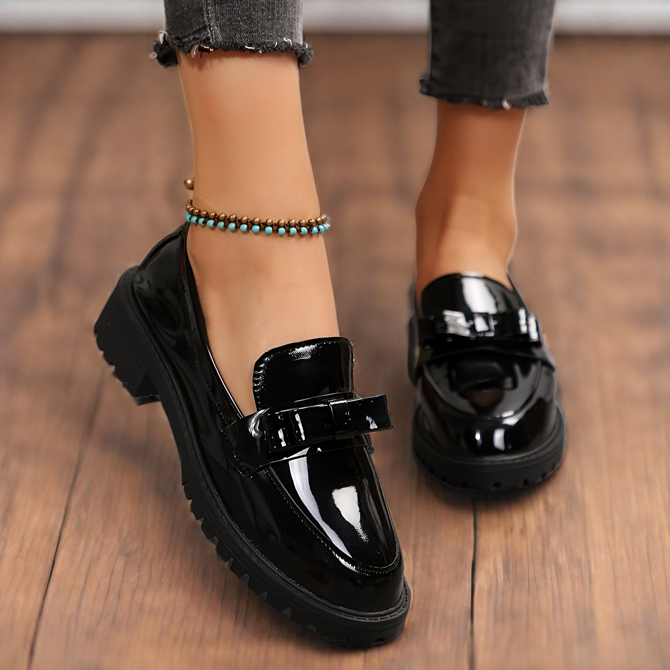 Mocassins vernis noirs à semelle épaisse, bride à boucle, bout verni