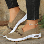 Chaussures de marche légères Célestine beige, dessus maille à motif, semelle blanche.