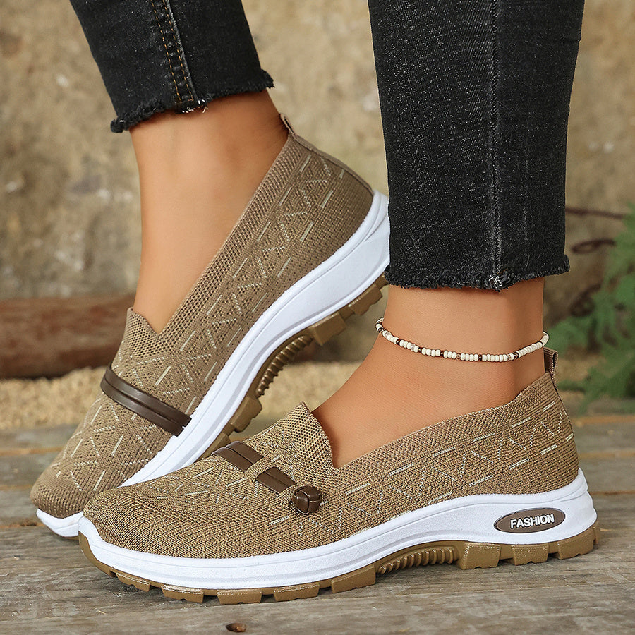 Chaussures de marche légères Célestine beige, dessus maille à motif, semelle blanche.