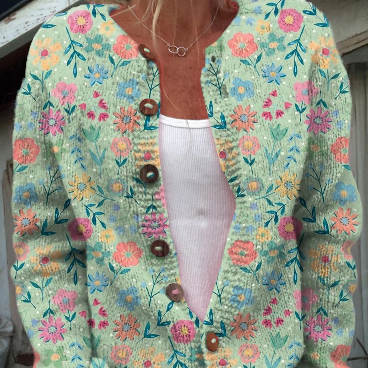 Cardigan tricot multicolore à imprimé champêtre, boutons bruns, encolure en V.
