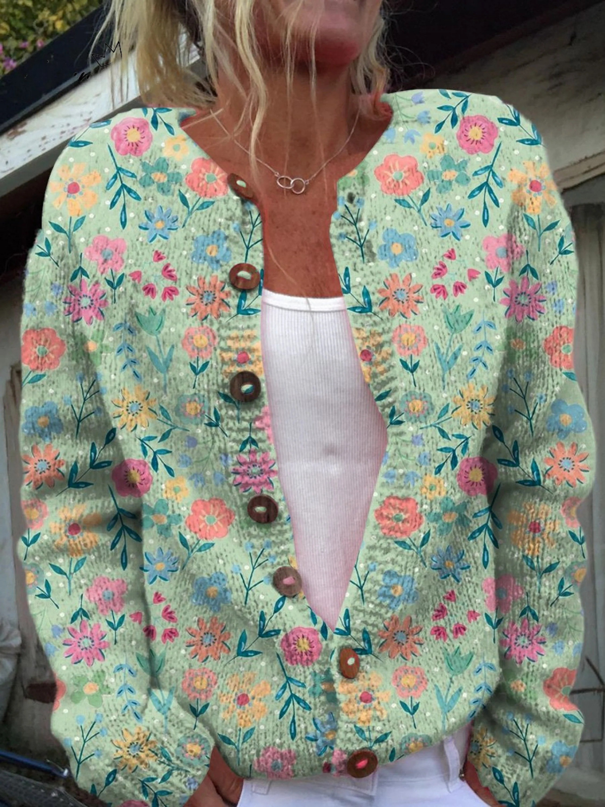 Cardigan tricot multicolore à imprimé champêtre, boutons bruns, encolure en V.