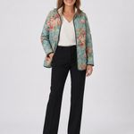 Veste matelassée à imprimé floral multicolore, bleu clair, fermeture boutonnée.
