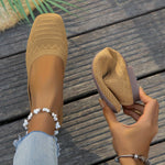 Ballerines en maille tissée jaune moutarde, bout ouvert et semelle marron.