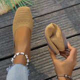 Ballerines en maille tissée jaune moutarde, bout ouvert et semelle marron.