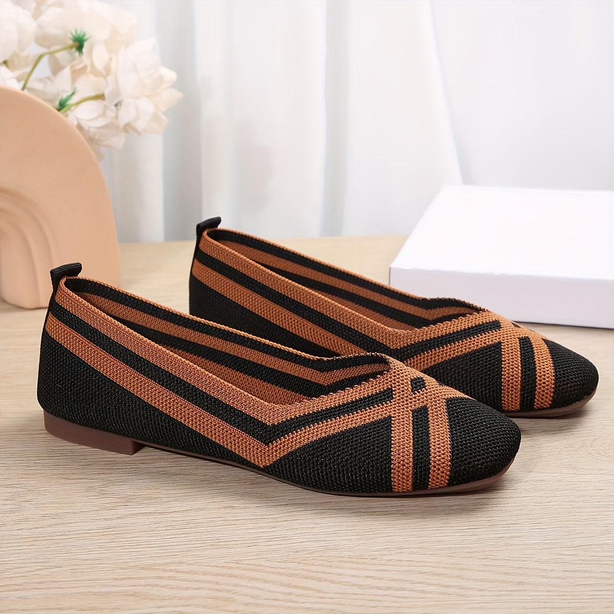 Ballerines souples à rayures, tissu noir et orange, bout pointu, vue de côté.