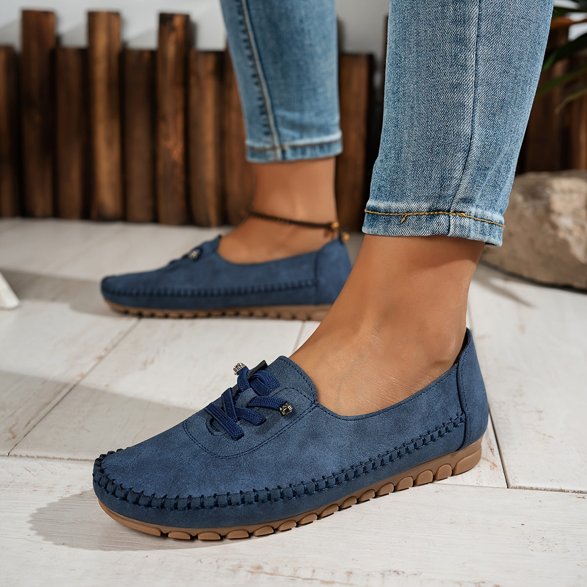 Mocassins en daim bleu à lacets, semelle épaisse marron avec coutures décoratives