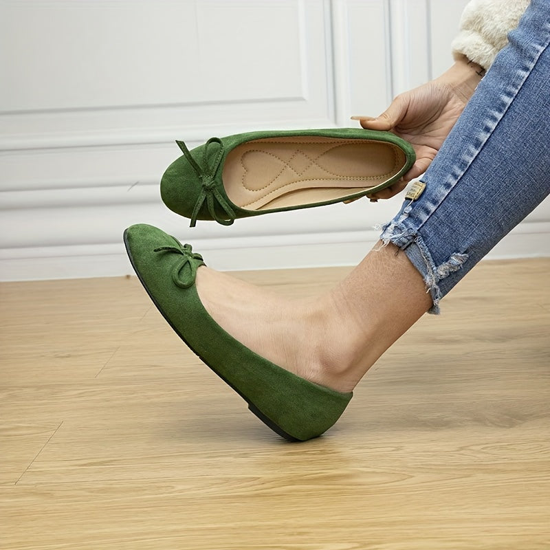 Ballerines souples vertes en daim, nœud sur l’empeigne et semelle intérieure beige