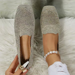 Chaussures plates en maille beige, avec bracelet perles et chaussette blanche