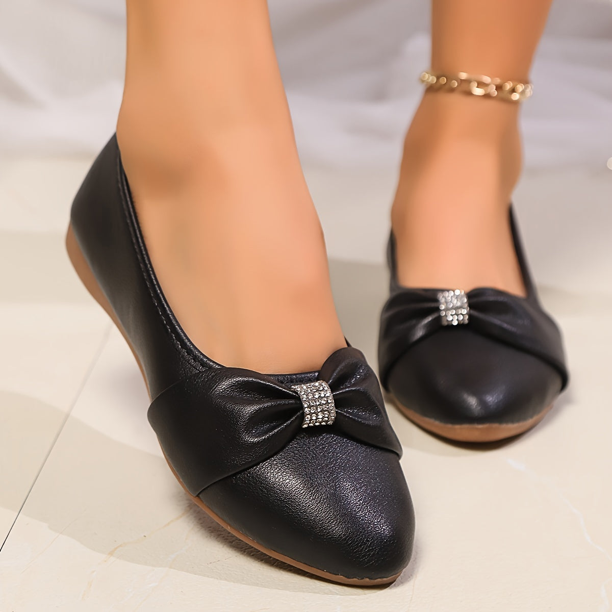 Ballerines Lucile noires à nœud satin, boucle sertie de strass sur le dessus