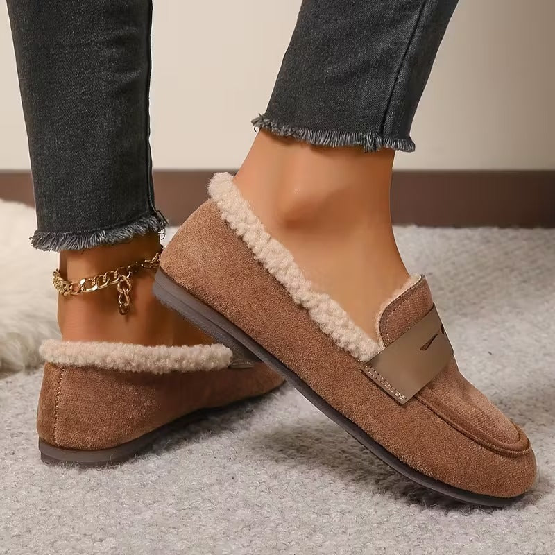 Mocassins marron en daim, bordure fourrée claire et bride décorative sur l’empeigne