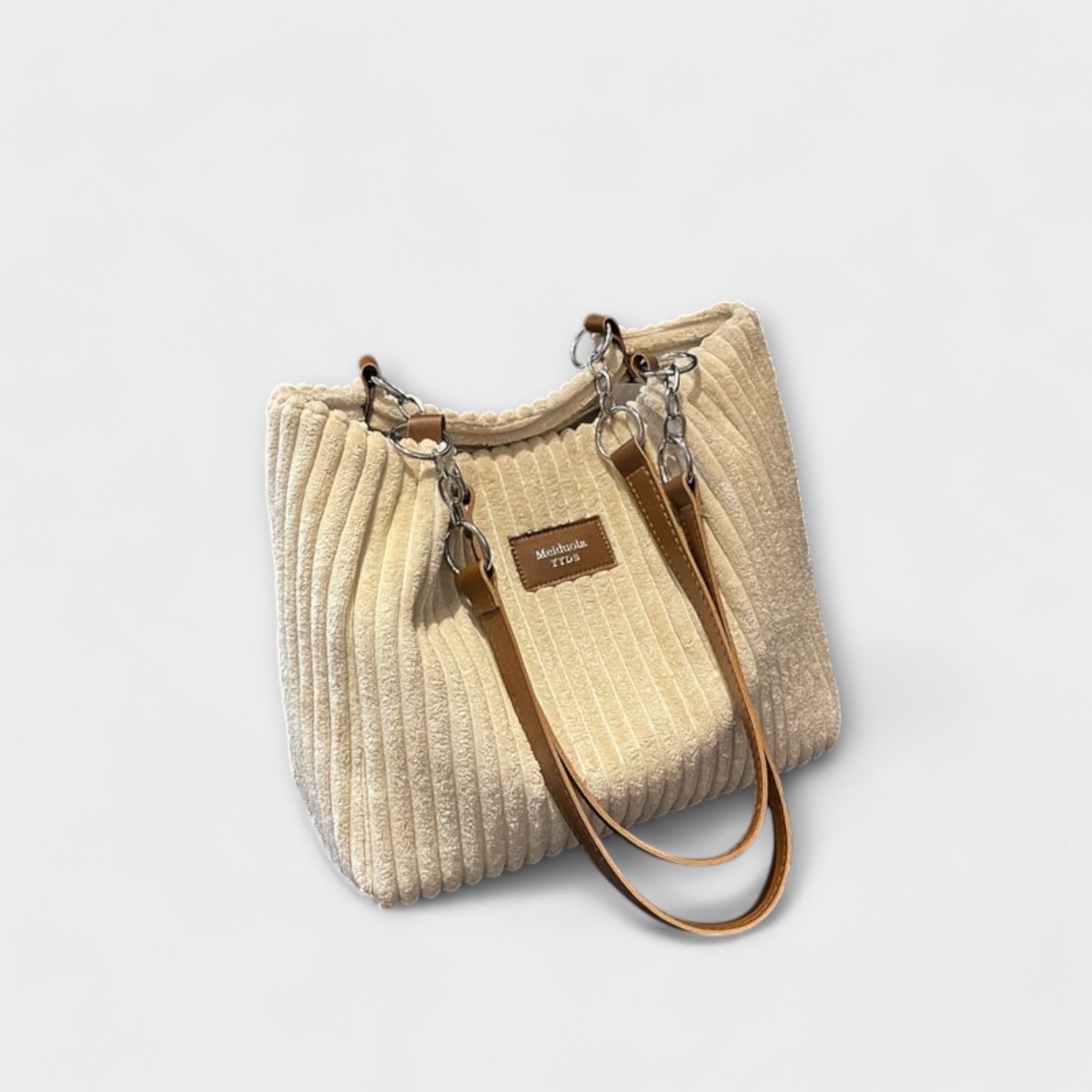 Sac à bandoulière en cordon doux écru, bandoulière réglable et pendentif en cuir.