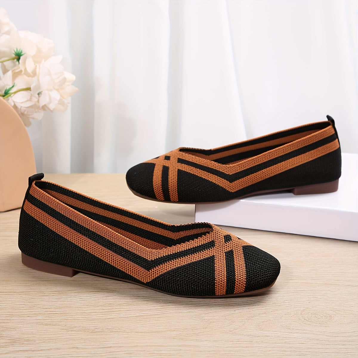 Ballerines souples à rayures, tissu noir et orange, bout pointu, semelle plate.