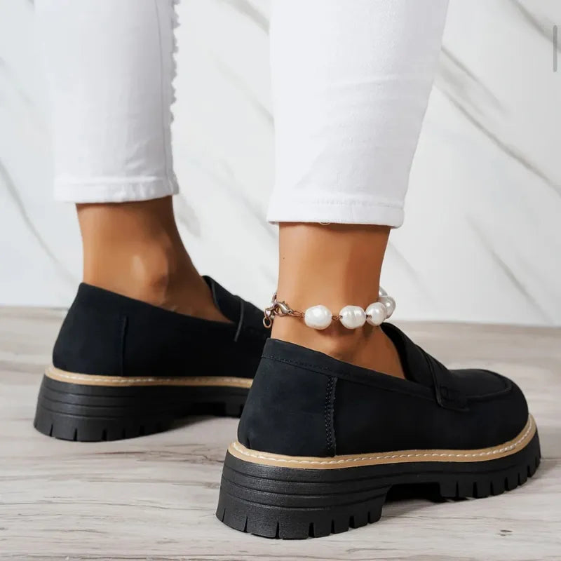 Mocassins noirs à semelle crantée, bride et surpiqûres visibles