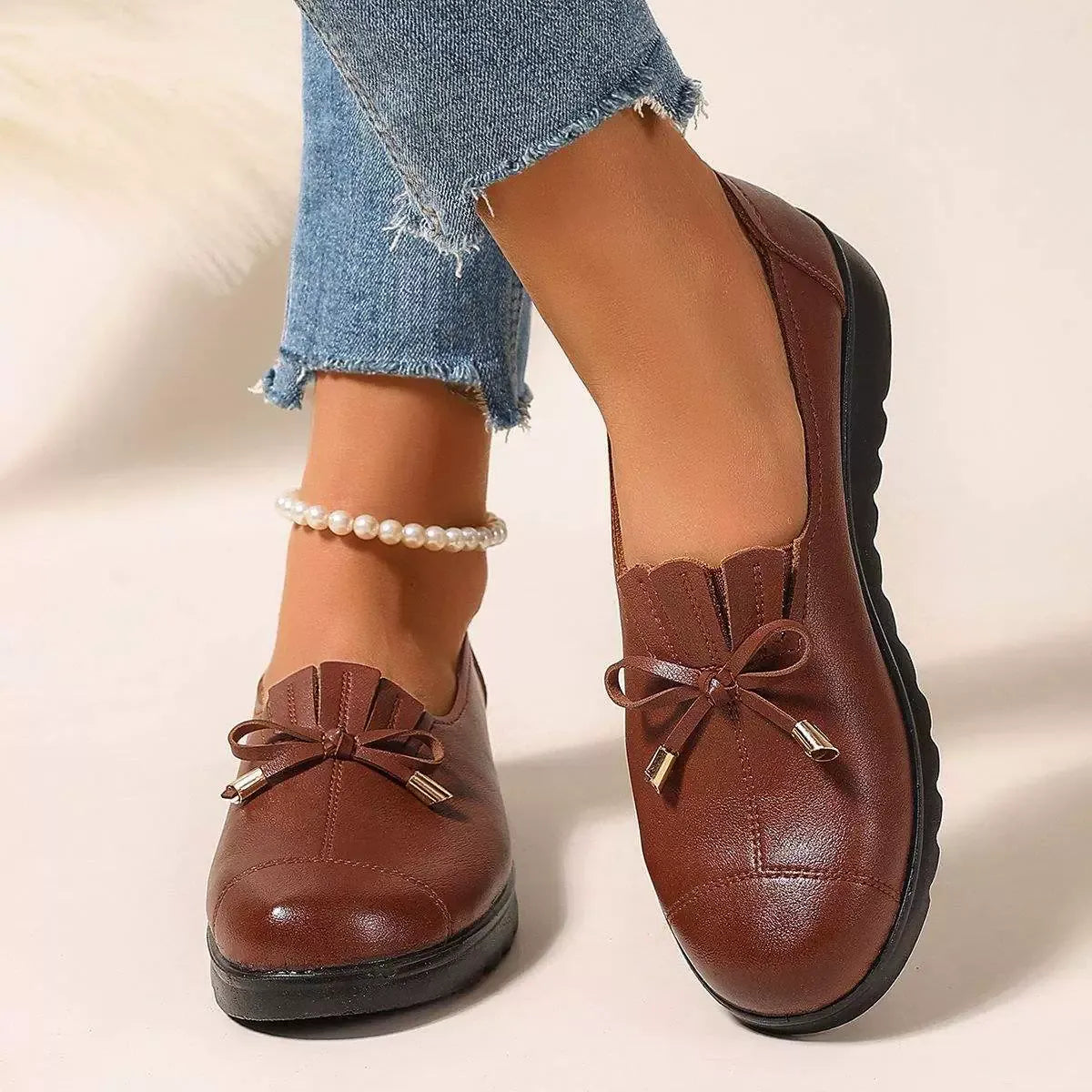 Mocassins marron foncé à pampilles avec nœud en ruban et détails métalliques