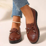 Mocassins marron foncé à pampilles avec nœud en ruban et détails métalliques