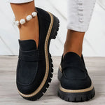 Mocassins noirs à semelle crantée, vue arrière avec couture latérale