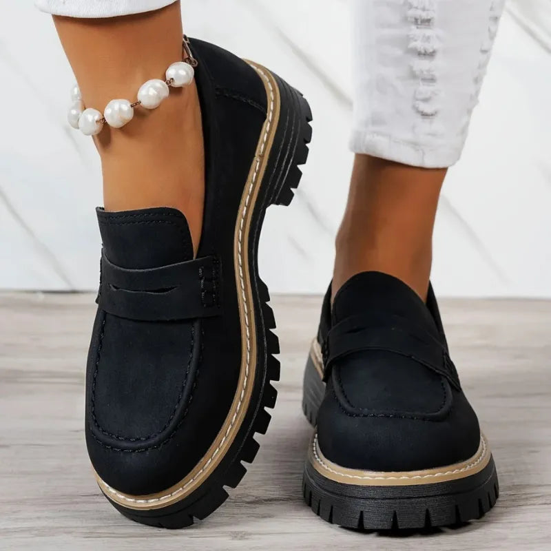Mocassins noirs à semelle crantée, vue arrière avec couture latérale