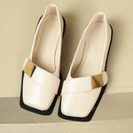 Paire de mocassins bicolores blanc et doré, bride carrée sur le dessus, semelle noire.