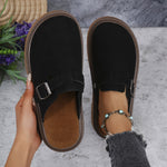 Paire de mocassins classiques à boucle noirs, bout fermé, semelle marron