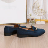 Mocassins à bout rond bleu marine, vue de côté, semelle noire et bride dorée