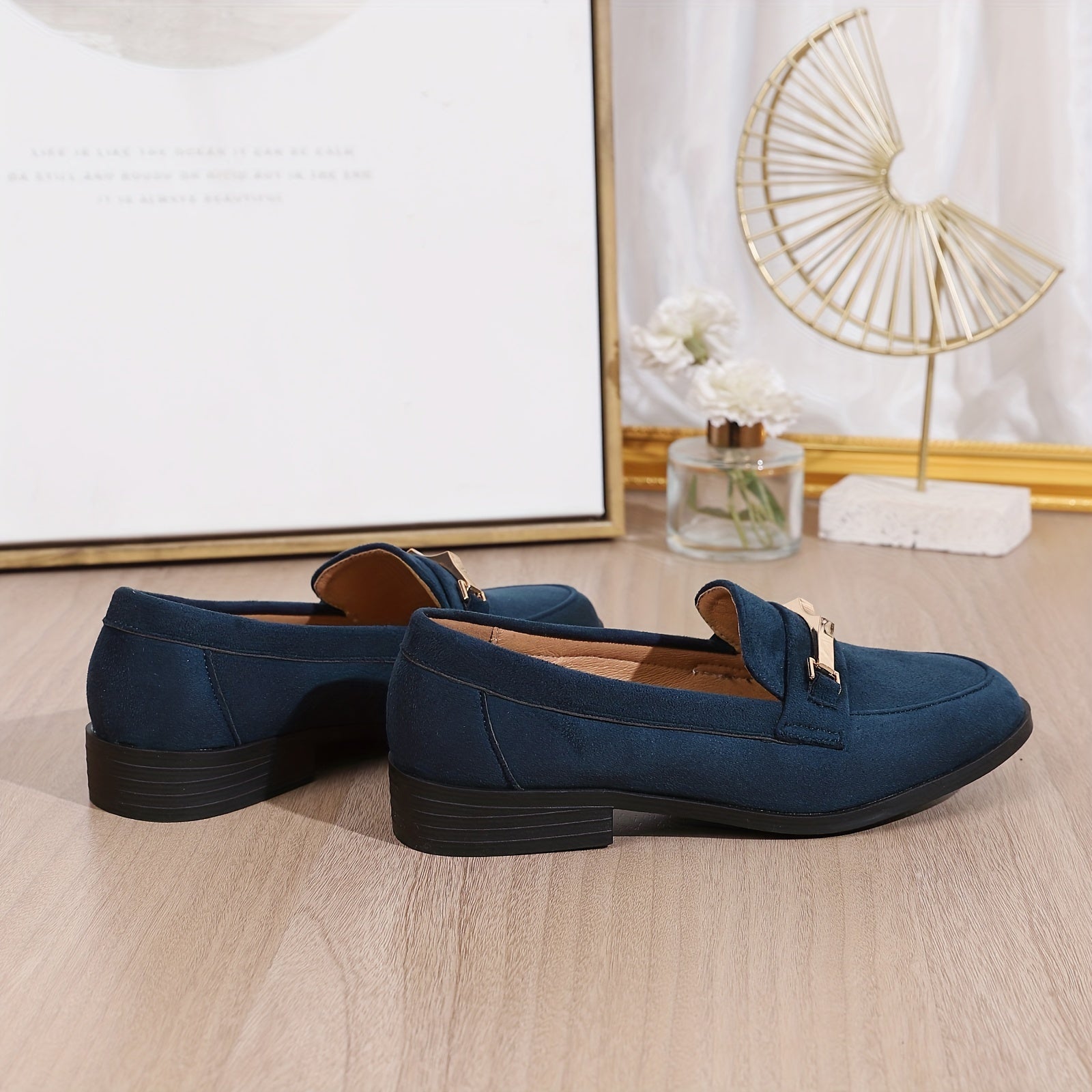 Mocassins à bout rond bleu marine, vue de côté, semelle noire et bride dorée