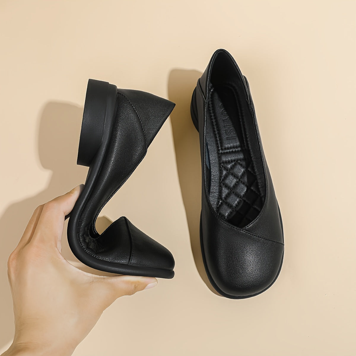Ballerines noires souples, talon plat, détail de la semelle et de la couture