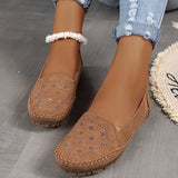 Mocassins camel ajourés avec motifs perforés et semelles crantées.