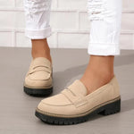 Mocassins beiges à semelle crantée, style mocassin à patte et coutures
