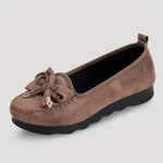 Mocassins marron en daim avec nœud sur le dessus et pampilles décoratives