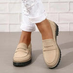 Mocassins beiges à semelle crantée, style mocassin à patte