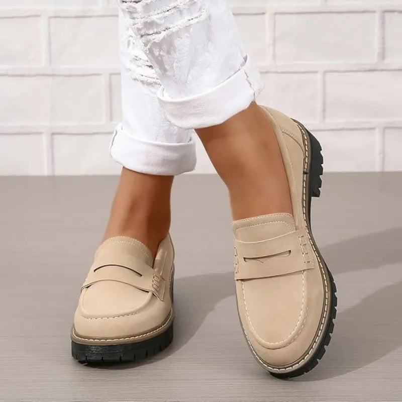 Mocassins beiges à semelle crantée, style mocassin à patte