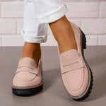 Mocassins beige rosé à semelle crantée, portés avec pantalon blanc