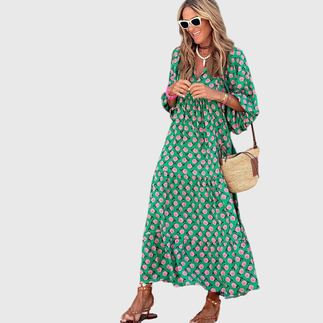 Robe maxi bohème verte à petits pois roses, coupe ample, fendue légère au bas.