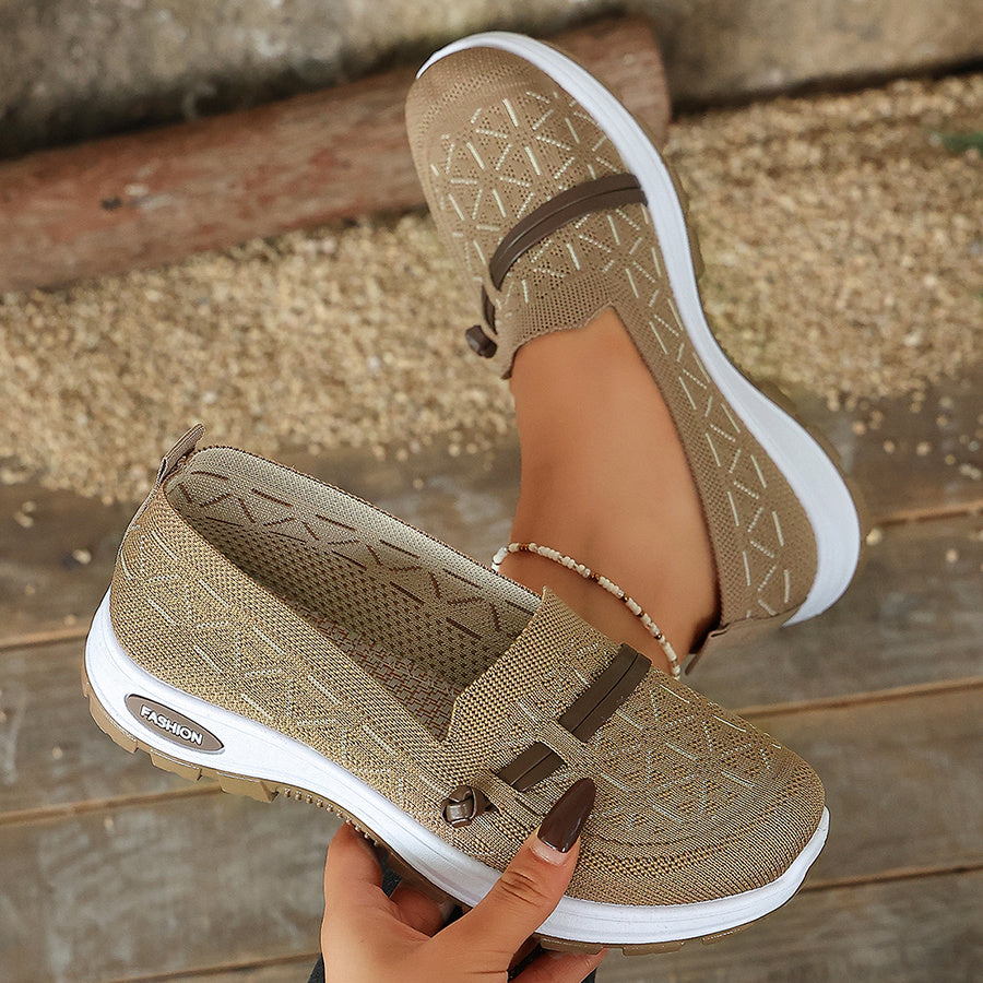 Chaussures de marche légères beige à semelle blanche et bride marron