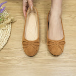 Ballerines souples marron noisette en daim, nœud sur l’avant et doublure beige