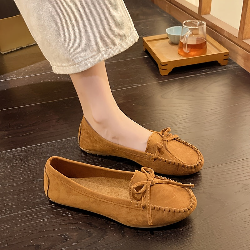 Mocassins moutarde avec nœud à l’avant et coutures le long de l’empeigne