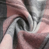 Chemise à manches longues à carreaux rose et gris, gros plan sur le tissu