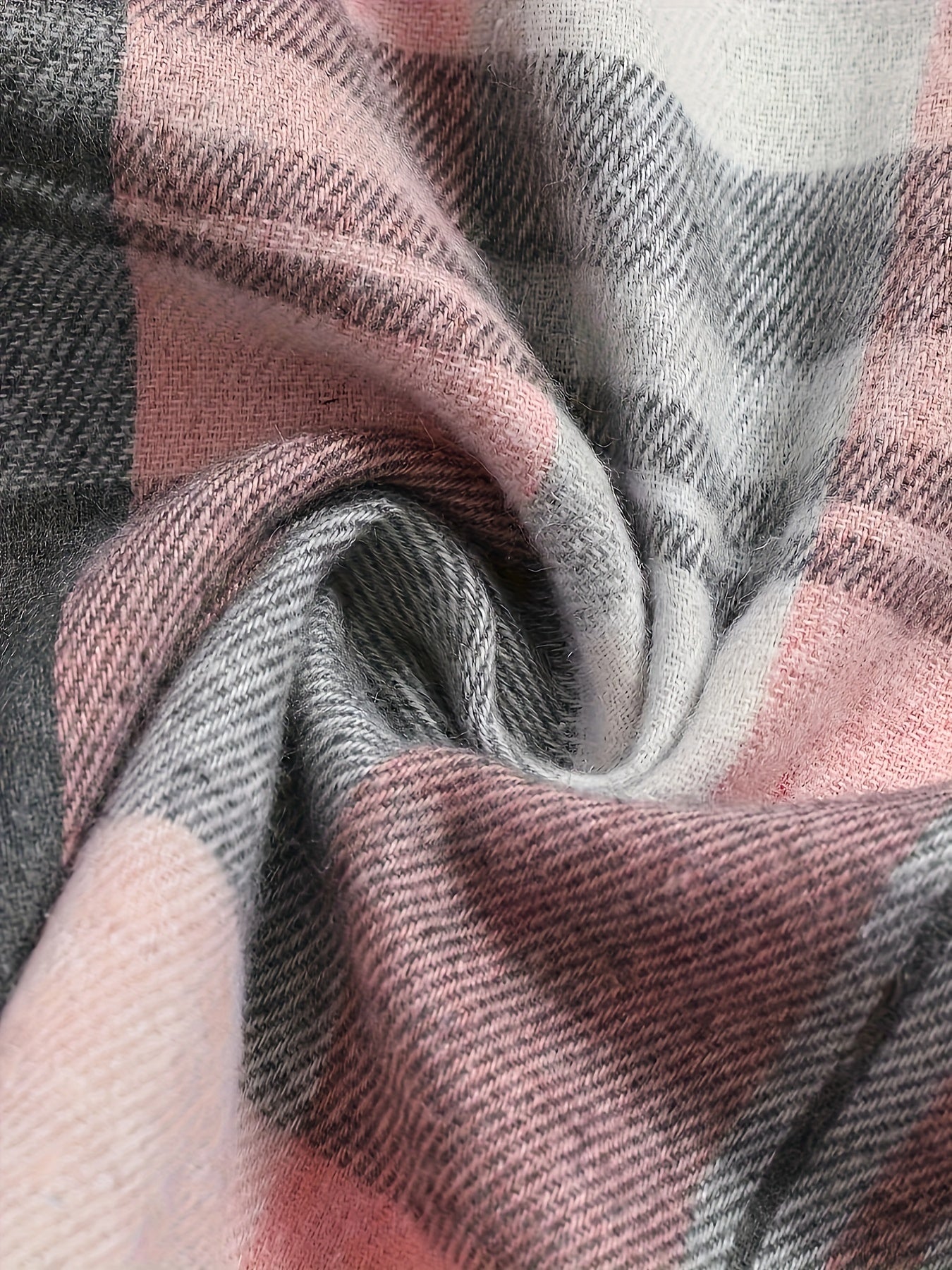 Chemise à manches longues à carreaux rose et gris, gros plan sur le tissu