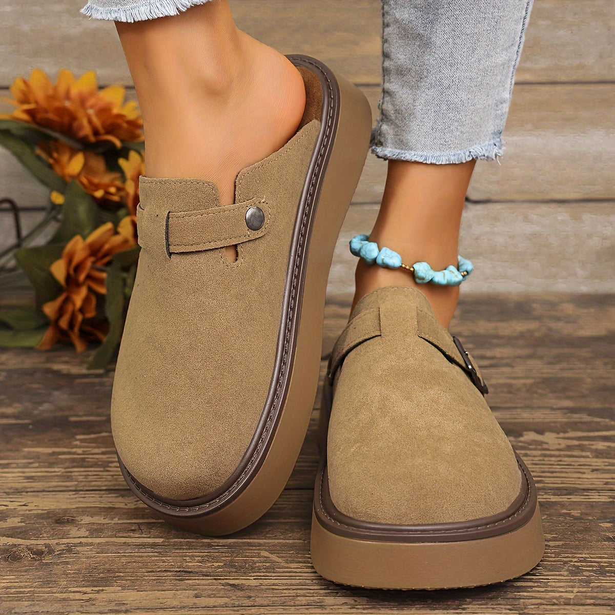 Mocassins en suède beige à boucle ronde et semelle épaisse marron foncé