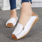 Mocassins blancs à boucle métal, empiècements marron clair et semelle beige