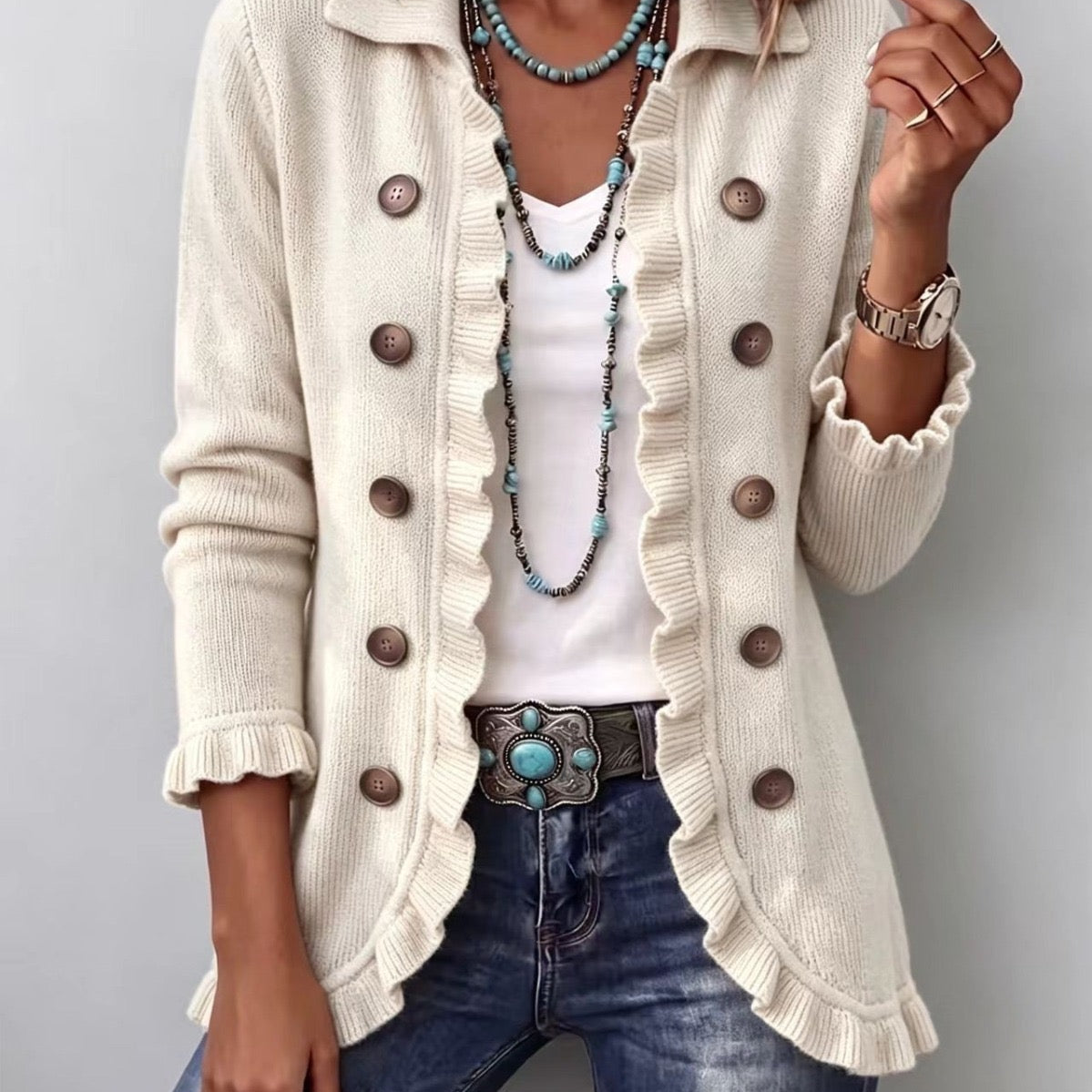 Veste en maille côtelée ivoire à volants, boutons décoratifs, col chemise