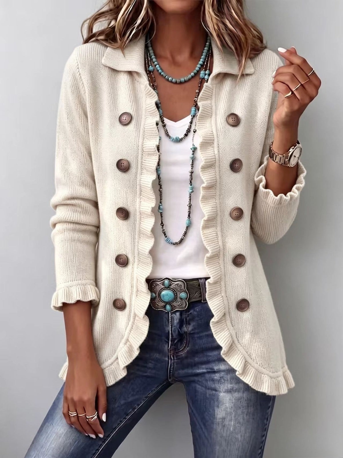 Veste en maille côtelée ivoire à volants, boutons décoratifs, col chemise