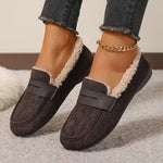 Mocassins marron foncé en daim, doublure fourrée et bride centrale avec effet décoratif