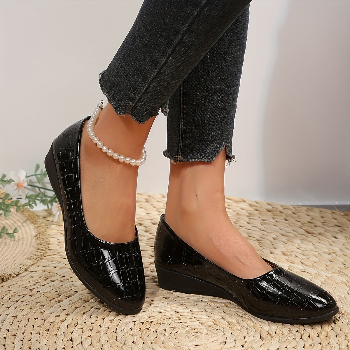 Mocassins vernis noirs à bout rond, motif croco, semelles compensées