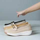 Mocassins beige à bout rond, semelle blanche et bride à boucle, vue latérale
