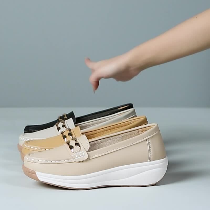 Mocassins beige à bout rond, semelle blanche et bride à boucle, vue latérale